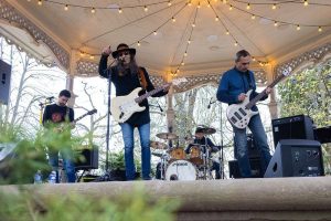 Un groupe de rock sur la scène de la minschter bier party