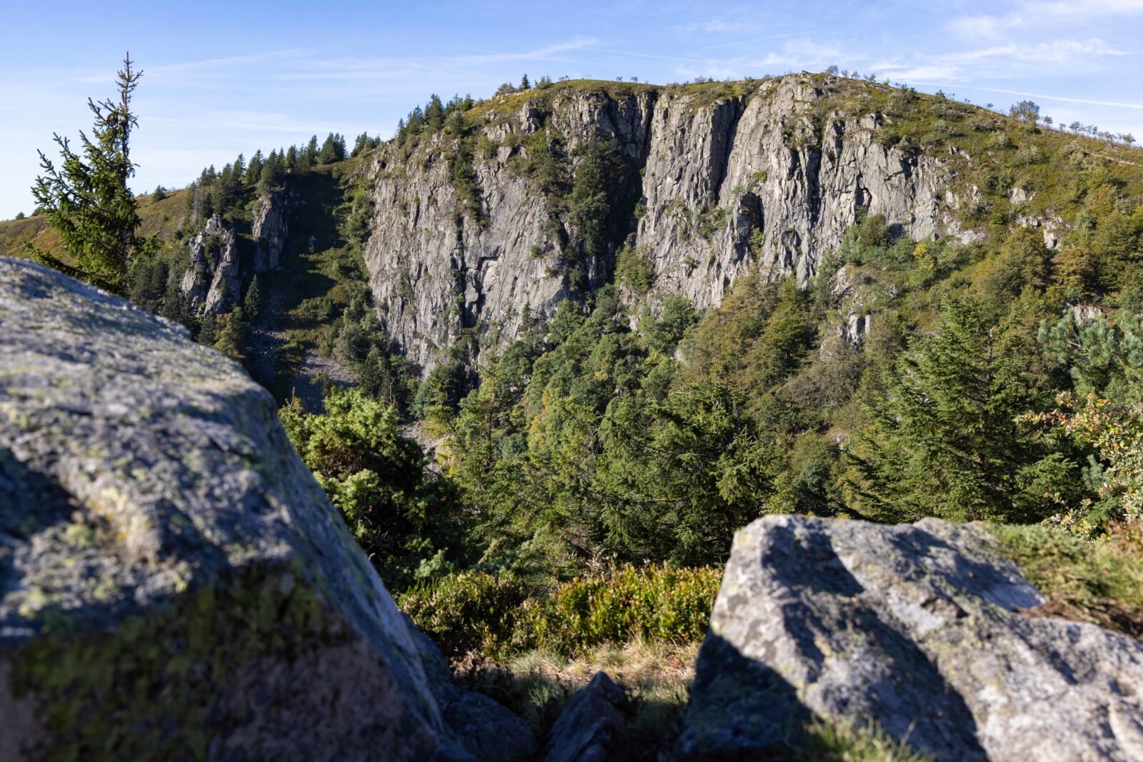 Pratiquez l'escalade sur le rocher du tanet