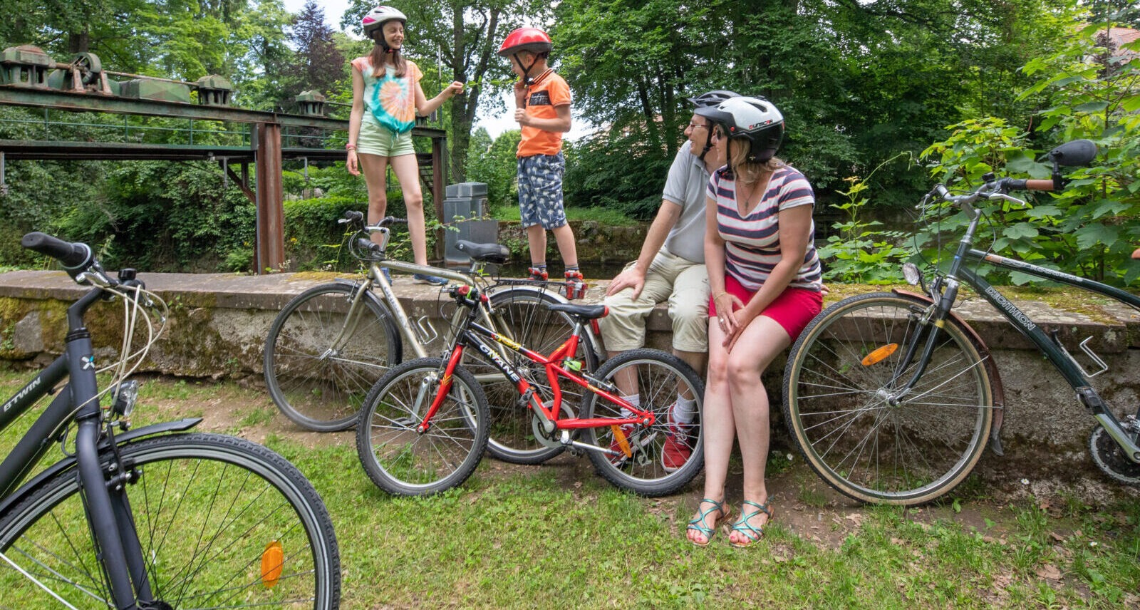 Famille faisant du vélo à Munster