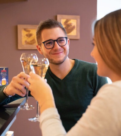 Couple déjeunant à la verte vallée dans la ville de munster