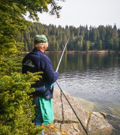 Homme pêchant au lac vert