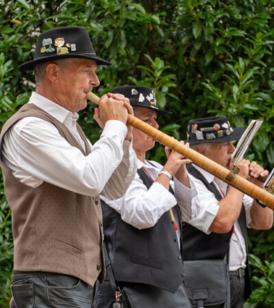 Groupe alsacien jouant du cor des alpes