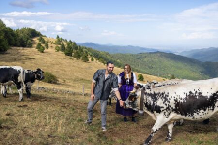 Couple de marcaire avec son troupeau