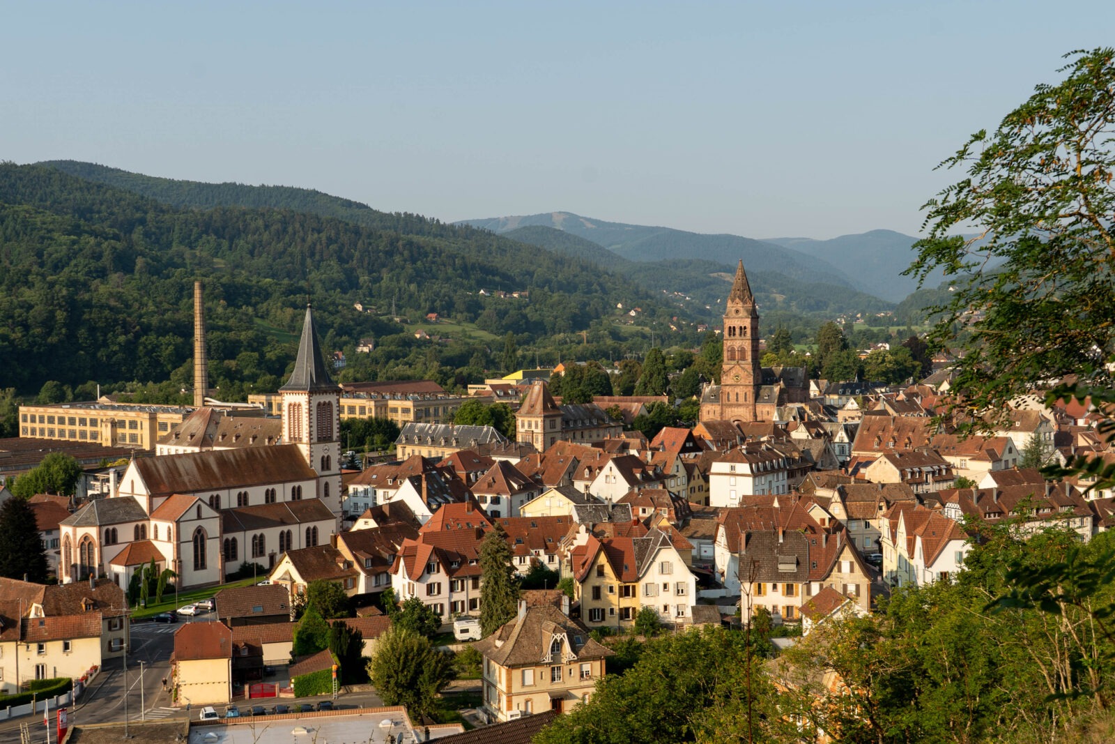 Vue sur les eglises de la ville de munster depuis les hauteurs