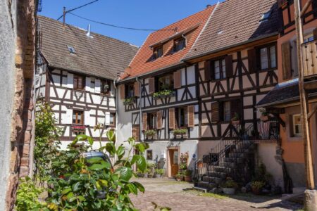 Vue sur les maisons du village médiéval de soultzbach-les-bains