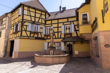 Vue sur la fontaine du village médiéval de soultzbach-les-bains